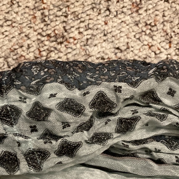 5 for $25 💸💸💸💸💸 
Fashion scarf - Picture 2 of 4